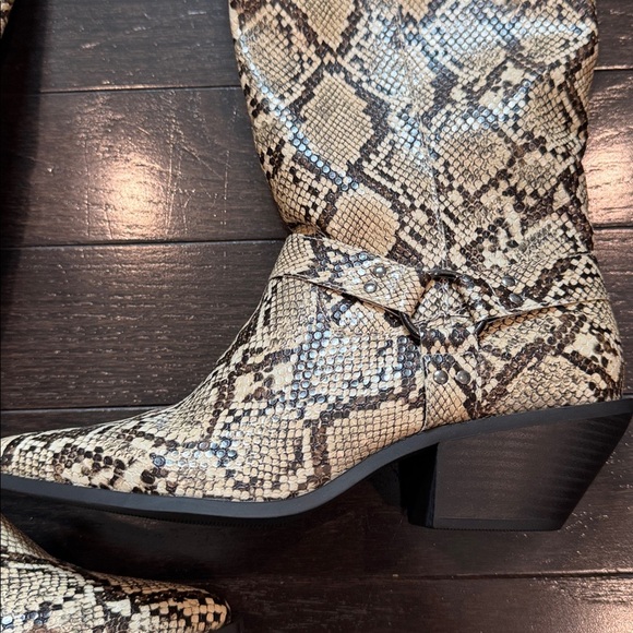 🟤🟤 (S O L D) JustFab Goldie Snakeskin Print Flat Boot Size 9- New in Box - Picture 6 of 10